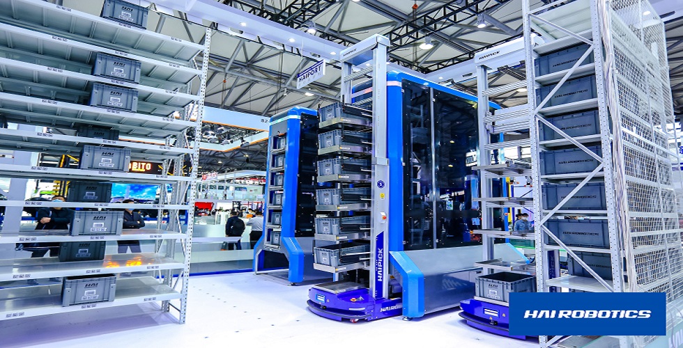 HAIPICK Robot Loading The New HAIPORT.jpg.jpg